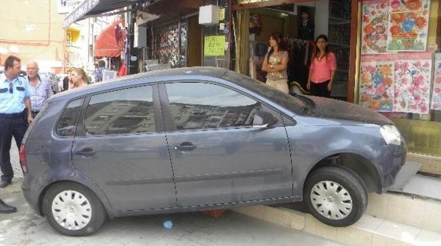 Kadın S&uuml;r&uuml;c&uuml; Aracını Park Etmek İsterken Kaza Yaptı