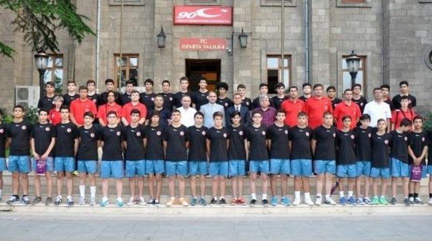 Millilerden Vali &Ouml;zkan'a Ziyaret