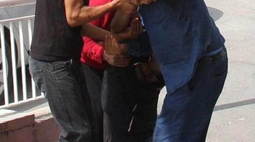 Adliye &Ouml;n&uuml;nde Kavga: 6 Yaralı