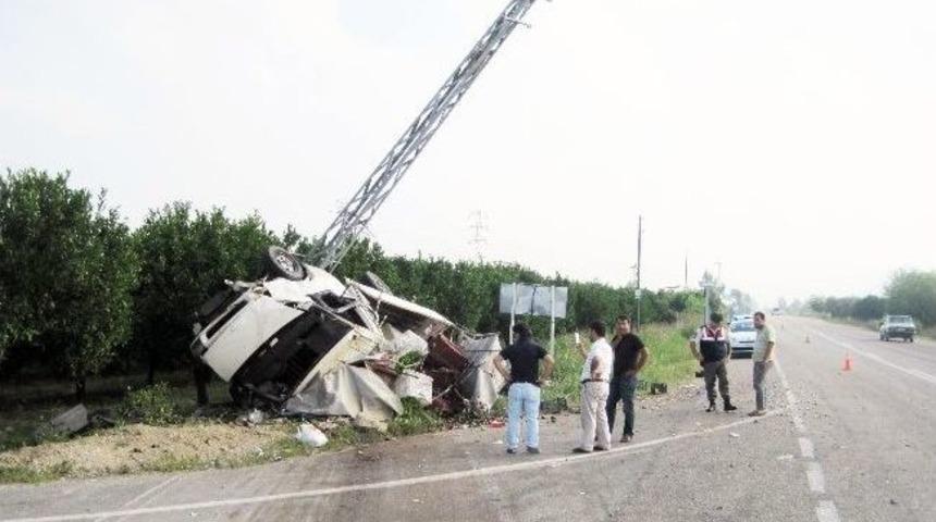 Adana'da Trafik Kazası: 1 &Ouml;l&uuml;, 3 Yaralı