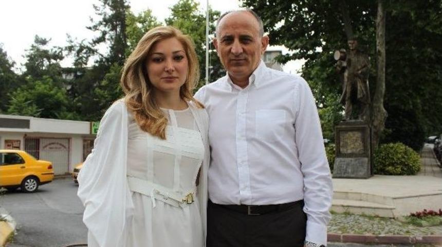 (&ouml;zel Haber) Dursun &Ccedil;i&ccedil;ek, Kızıyla El Ele &Ouml;zg&uuml;rl&uuml;ğ&uuml;n Tadını &Ccedil;ıkardı