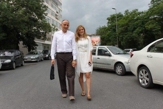 (&ouml;zel Haber) Dursun &Ccedil;i&ccedil;ek, Kızıyla El Ele &Ouml;zg&uuml;rl&uuml;ğ&uuml;n Tadını &Ccedil;ıkardı 2