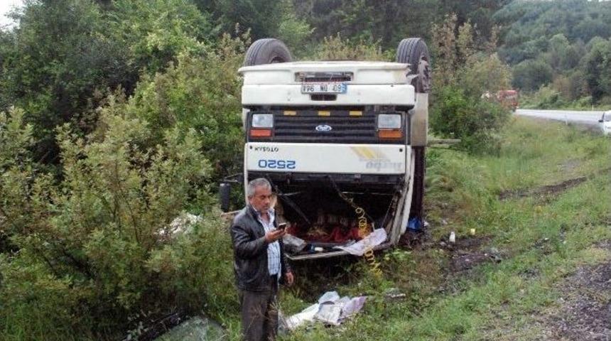 Zonguldak-ereğli Yolu&rsquo;nda Kamyon Devrildi