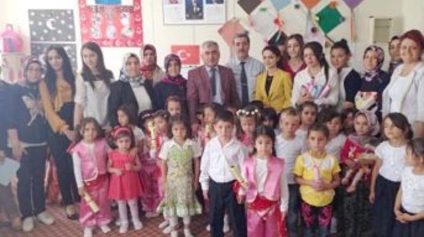 Suriyeli Minikler Karne Aldı