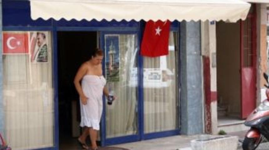 (&ouml;zel Haber) Kahvehaneden &Ccedil;ıkmak İstemeyen Rus Kadını Polis İkna Etti