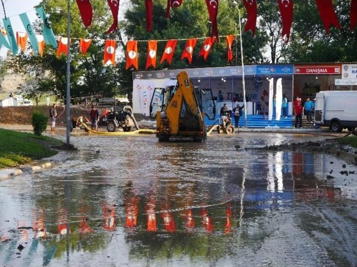 Sarayi&ccedil;i'ne Giren Suyun Tahliye &Ccedil;alışmaları S&uuml;r&uuml;yor