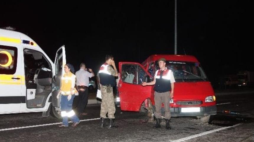 Cenaze Yolunda Kaza: 1 &Ouml;l&uuml;, 10 Yaralı(2)