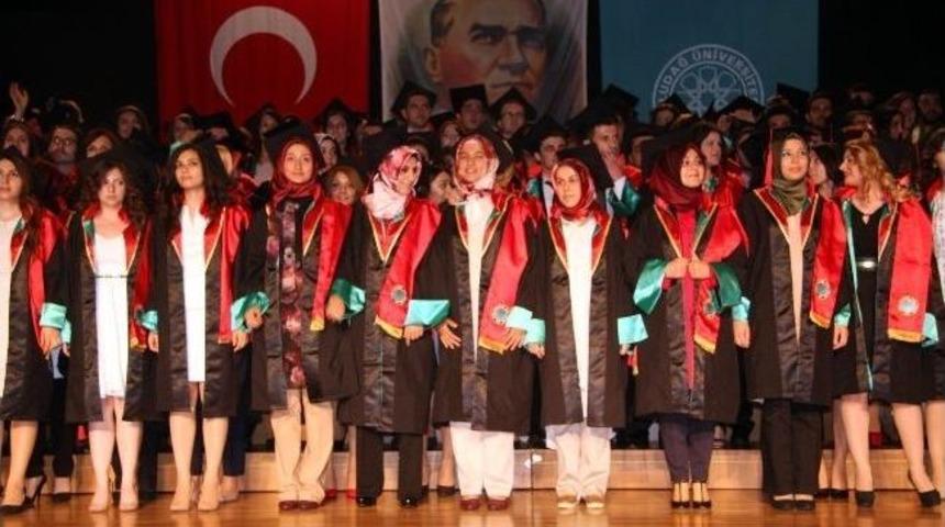 Uludağ &Uuml;niversitesi Hukuk Fak&uuml;ltesi'nde Mezuniyet Coşkusu