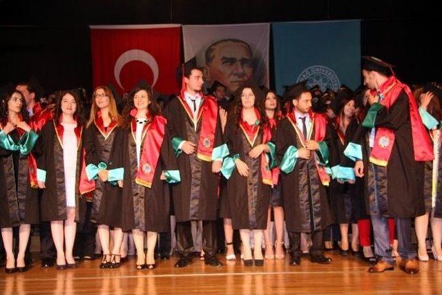 Uludağ Üniversitesi Hukuk Fakültesi'nde Mezuniyet Coşkusu