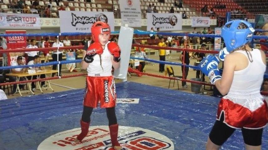 Kickboks T&uuml;rkiye Şampiyonası&rsquo;nın İlk G&uuml;n&uuml;nde Gaziantep Şampiyon &Ccedil;ıkardı
