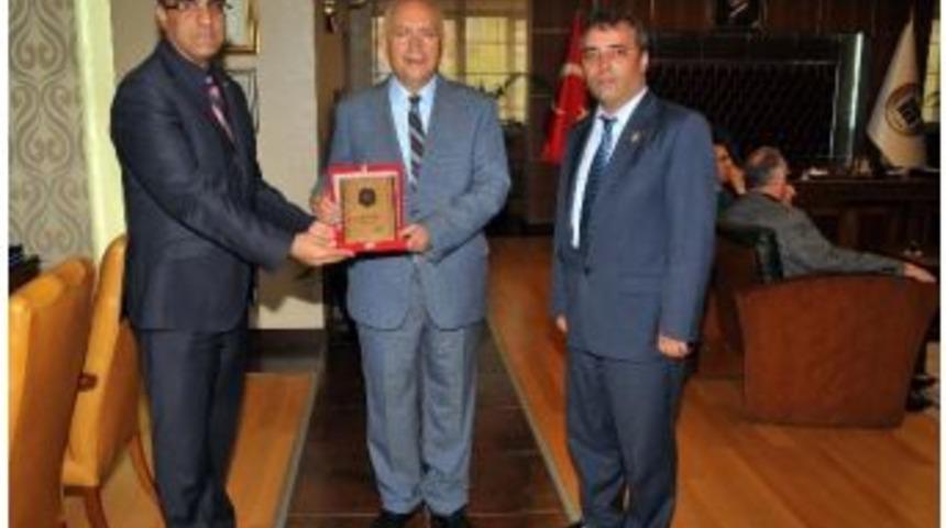 Stk&rsquo;lılarıdan Yaşar&rsquo;a Teşekk&uuml;r Plaketi