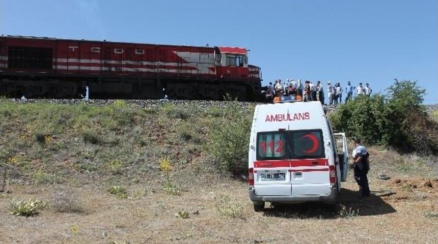 Elazığ&rsquo;da Tren Hafif Ticari Araca &Ccedil;arptı: 1 &Ouml;l&uuml;, 1 Yaralı