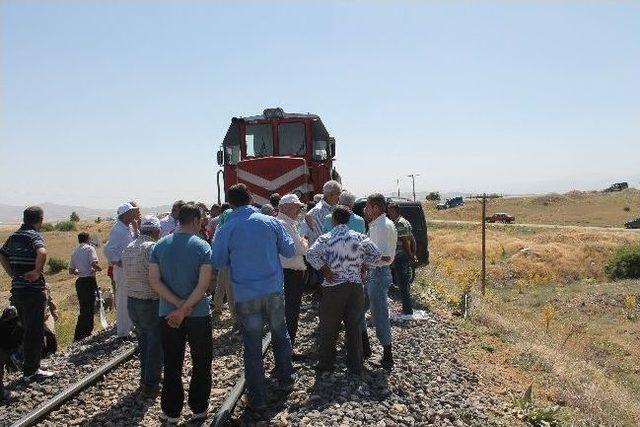 Elazığ’da Tren Hafif Ticari Araca Çarptı: 1 Ölü, 1 Yaralı