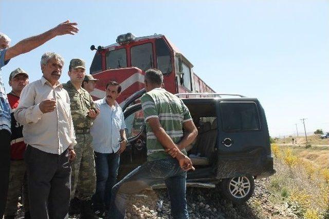 Elazığ’da Tren Hafif Ticari Araca Çarptı: 1 Ölü, 1 Yaralı