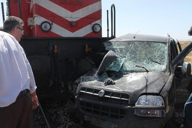 Elazığ’da Tren Hafif Ticari Araca Çarptı: 1 Ölü, 1 Yaralı