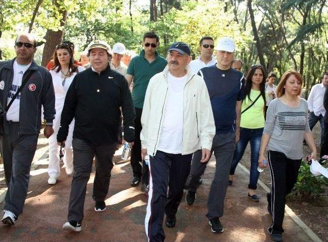 Bakan Müezzinoğlu Sağlıklı Yaşam İçin Yürüdü 2