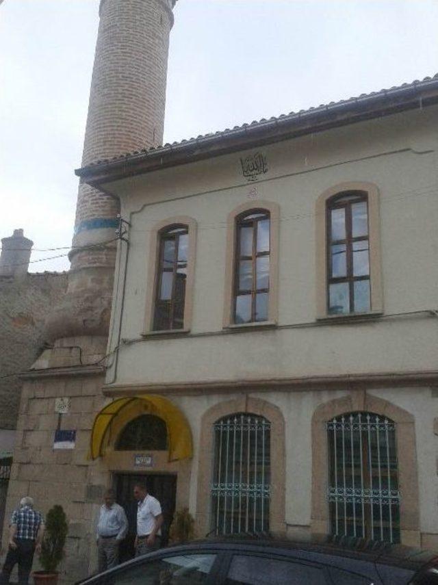 Bu Camiye Gidenler  bir Saat  Kazanıyor 1