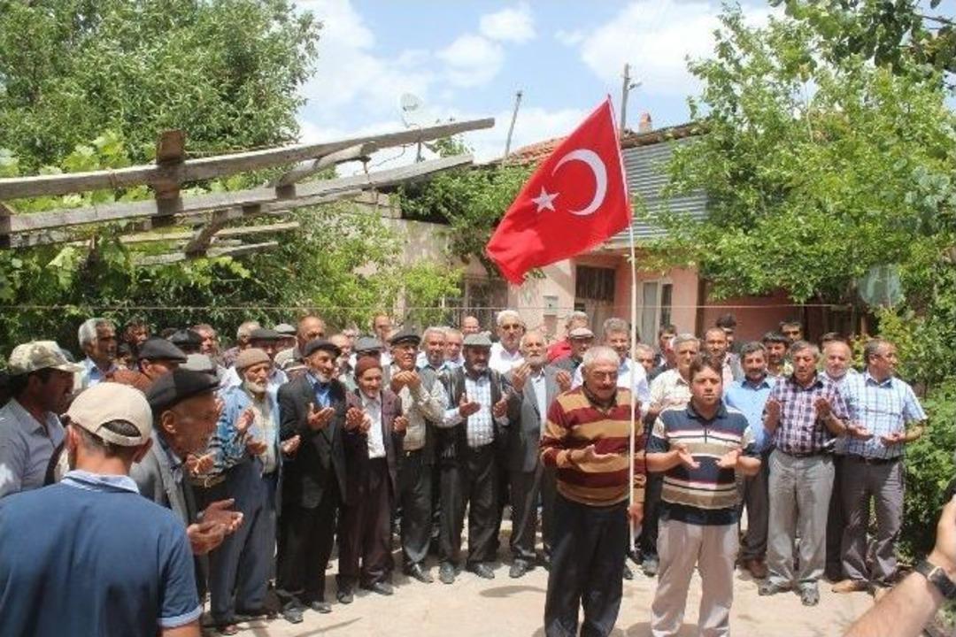 Kayseri Şeker'den, &ldquo;d&uuml;ğ&uuml;nde Bayrak Kaldırma&rdquo; Geleneğine Destek