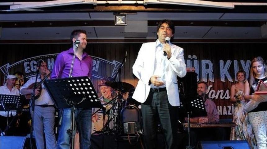 &Ouml;zg&uuml;r Kıyat&rsquo;la, Fo&ccedil;a&rsquo;da Keyifli Konser Akşamı