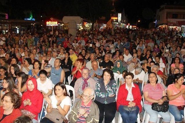 Özgür Kıyat’la, Foça’da Keyifli Konser Akşamı