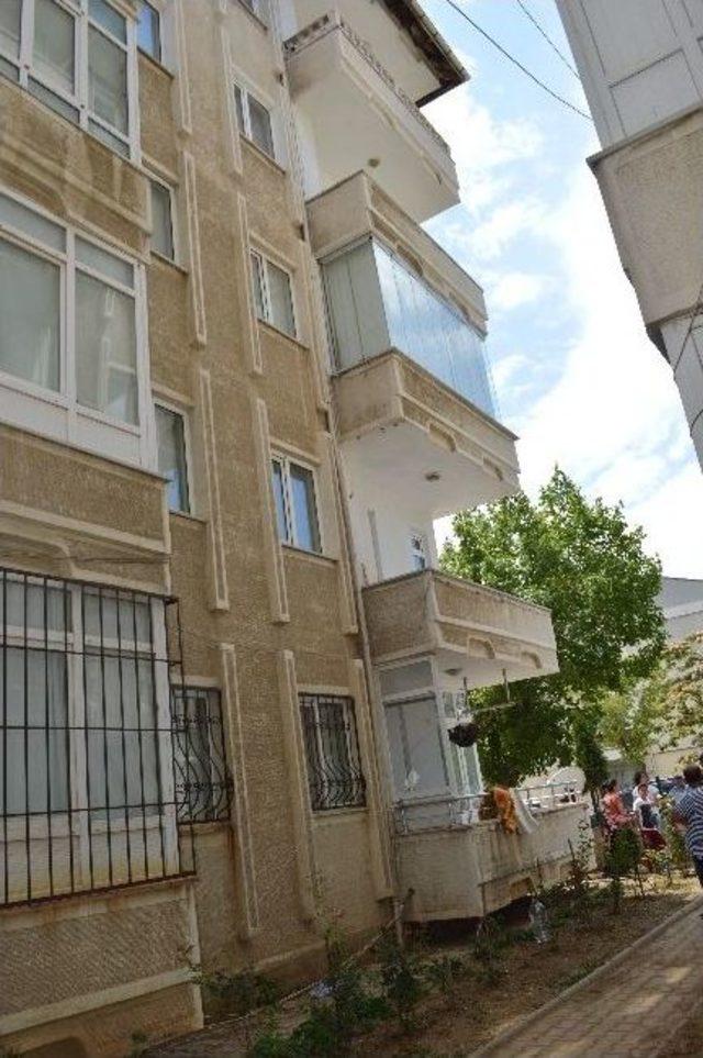 Apartmanın 5. Katından Düşen Kişi Ağır Yaralandı