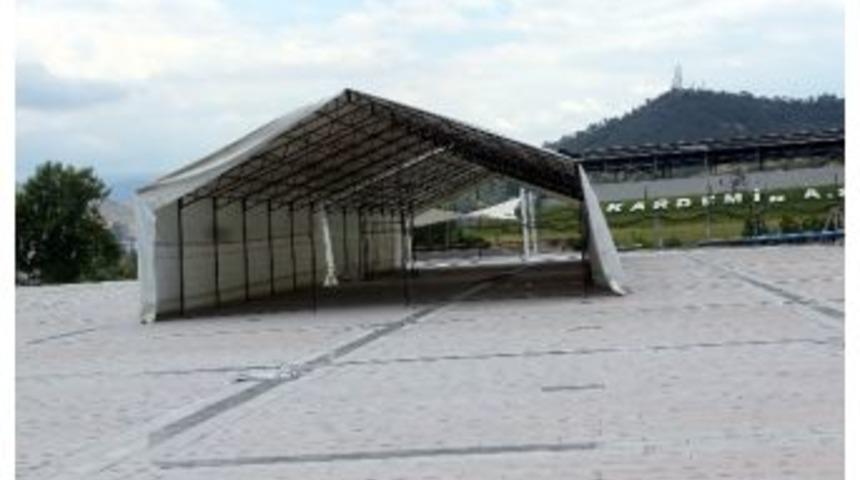 Karab&uuml;k Belediye 500 Kişilik İftar &Ccedil;adırı Kurdu