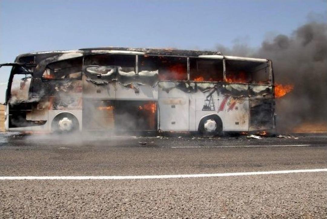 Siverek&rsquo;te Yolcu Otob&uuml;s&uuml; Alev Alev Yandı