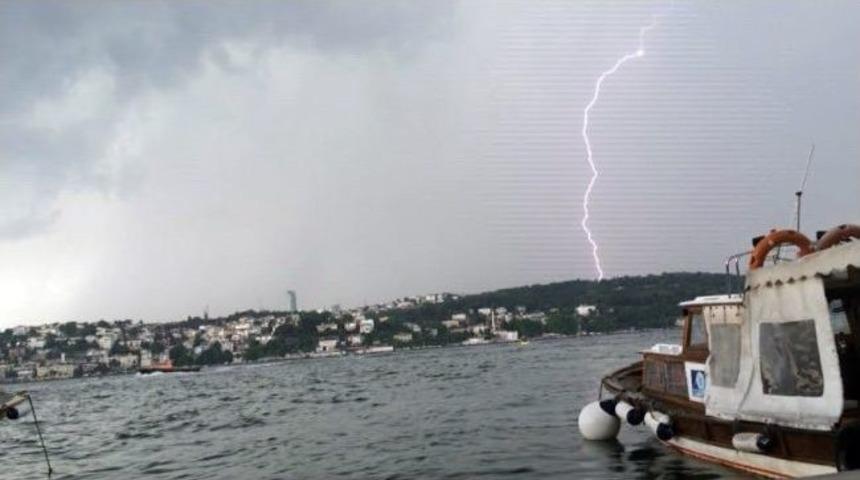 İstanbul Boğazı'nda Şimşekler &Ccedil;aktı