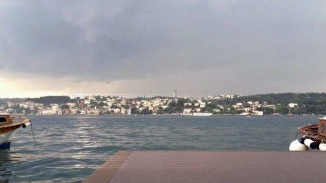 İstanbul Boğazı'nda Şimşekler Çaktı