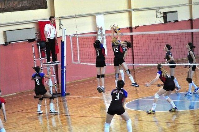 Bayan Voleybolcular 2. Oldu