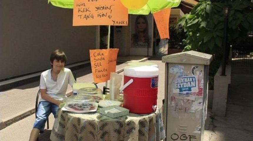 10 Yaşındaki &Ccedil;ocuk, Ailesine Y&uuml;k Olmamak İ&ccedil;in Stant A&ccedil;tı