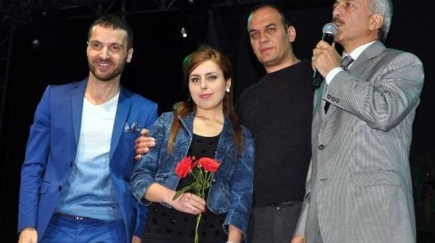 Sinan &Ouml;zen Sahnede Kız İstedi