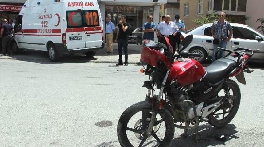 Ambulans İle Motosiklet &Ccedil;arpıştı: 1 Yaralı