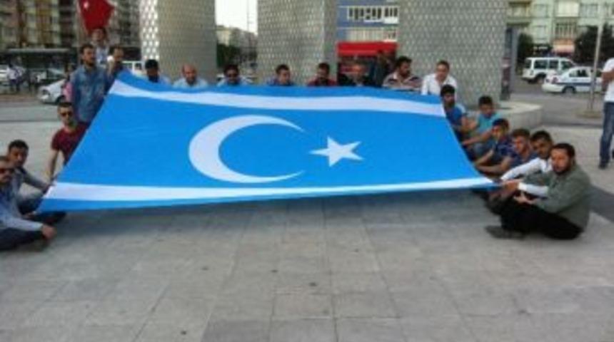 Doğu T&uuml;rkistanlılardan T&uuml;rkmenlere Destek