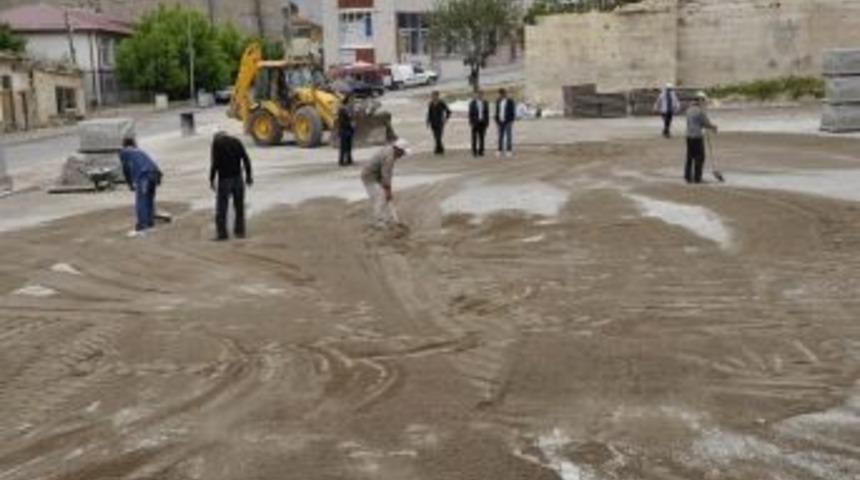 G&uuml;r&uuml;n&rsquo;de Parke Taşı D&ouml;şeme &Ccedil;alışmaları Devam Ediyor