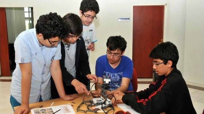 Ak&uuml;&rsquo;de D&uuml;zenlenen &lsquo;gen&ccedil; Akademi -yaz Bilişim Kampı&rsquo; Sona Erdi