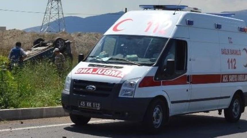 Turgutlu'da Hafif Ticari Ara&ccedil; Takla Attı: 3 Yaralı