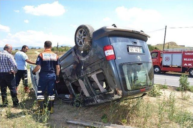 Turgutlu'da Hafif Ticari Araç Takla Attı: 3 Yaralı