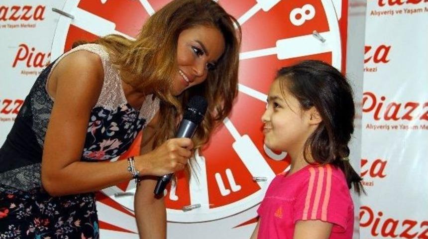 Hediye &Ccedil;arkı &Ouml;zlem Yıldız İle Piazza&rsquo;da &Ccedil;evrildi