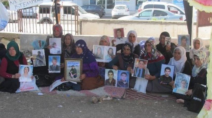 Pkk&rsquo;nın Serbest Bıraktığı 15 Yaşındaki &Ccedil;ocuk Eylem Yapan Annelerle Buluştu