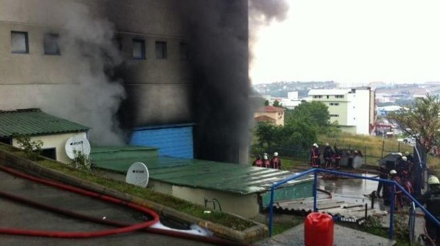 Hadımk&ouml;y&rsquo;de Fabrika Deposunda &Ccedil;ıkan Yangın Korkuttu