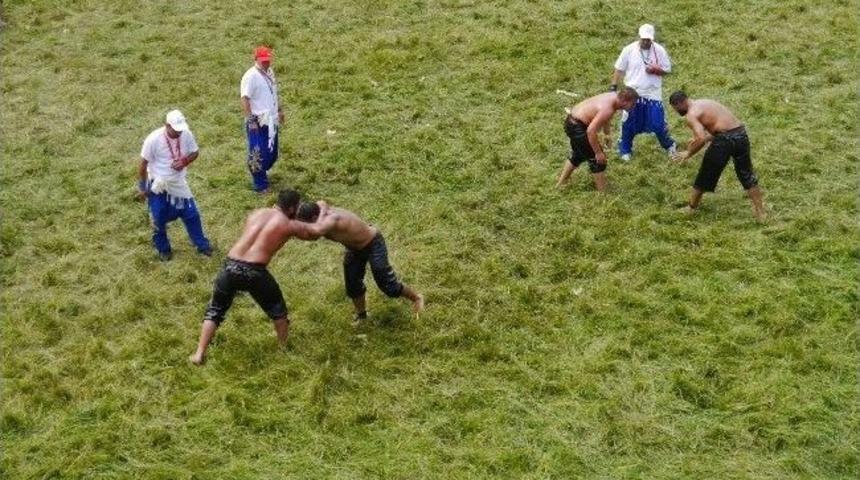 Başpehlivanların M&uuml;cadelesi S&uuml;r&uuml;yor