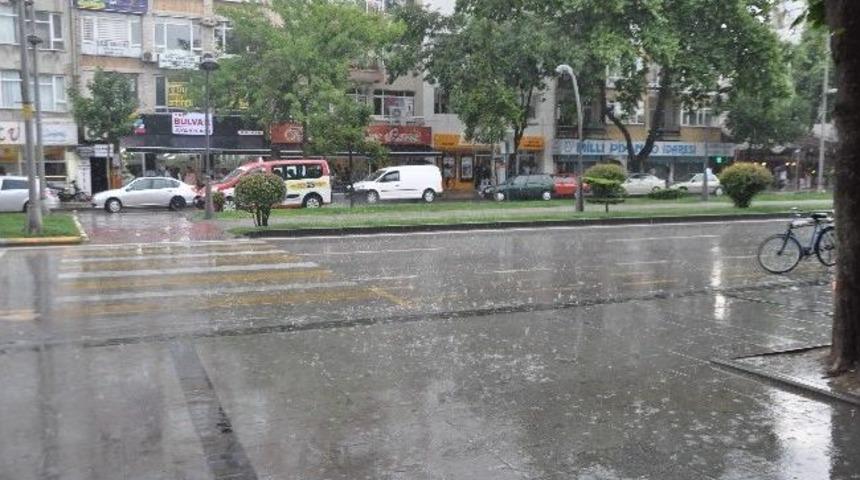 Sakarya&rsquo;da Vatandaşlar Sağanak Yağışa Hazırlıksız Yakalandı