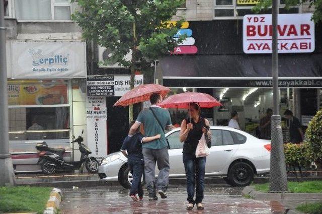 Sakarya’da Vatandaşlar Sağanak Yağışa Hazırlıksız Yakalandı