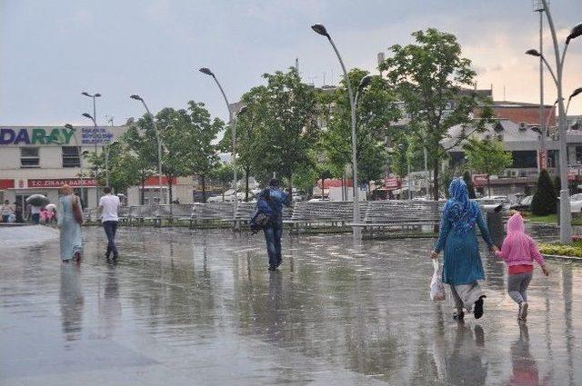 Sakarya’da Vatandaşlar Sağanak Yağışa Hazırlıksız Yakalandı