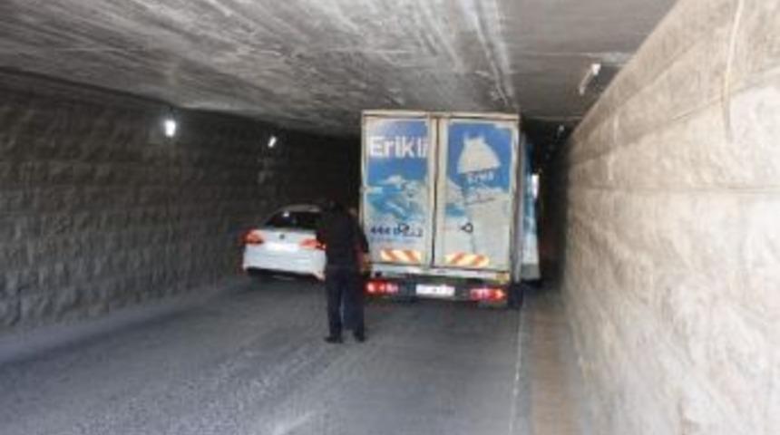 Su Y&uuml;kl&uuml; Kamyonet Alt Ge&ccedil;itte Sıkıştı