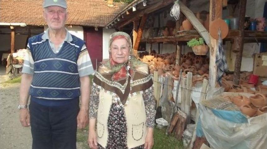 Yaşlı &Ccedil;iftin Topraktan Yaptıkları Eserlere Herkes Hayran Kalıyor