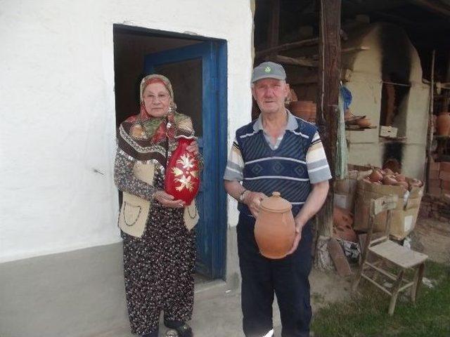 Yaşlı Çiftin Topraktan Yaptıkları Eserlere Herkes Hayran Kalıyor 2