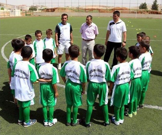 Şehitkamil Belediyesi Futbol Yaz Okulları Dolup Taşıyor