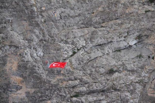 Karanlık Kanyon’da Yer Çekimine Meydan Okudular